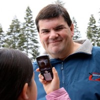 Philippe Kahn bajo la lente del teléfono de su hija Sophie, nueve años luego de ser retratada por la primera cámara para un celular. Foto: Gentileza Philippe Kahn